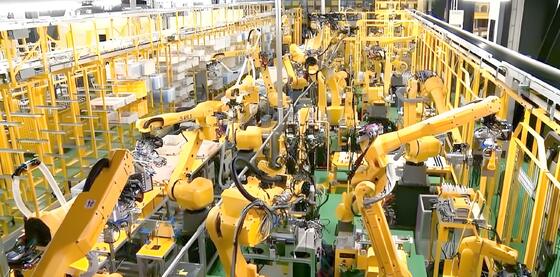 소규모 작업장에서 자동 3D 금속 절단을 위한 협업 CRX Cobot 기술을 갖춘 FANUC 로봇 팔 파이버 레이저 커터